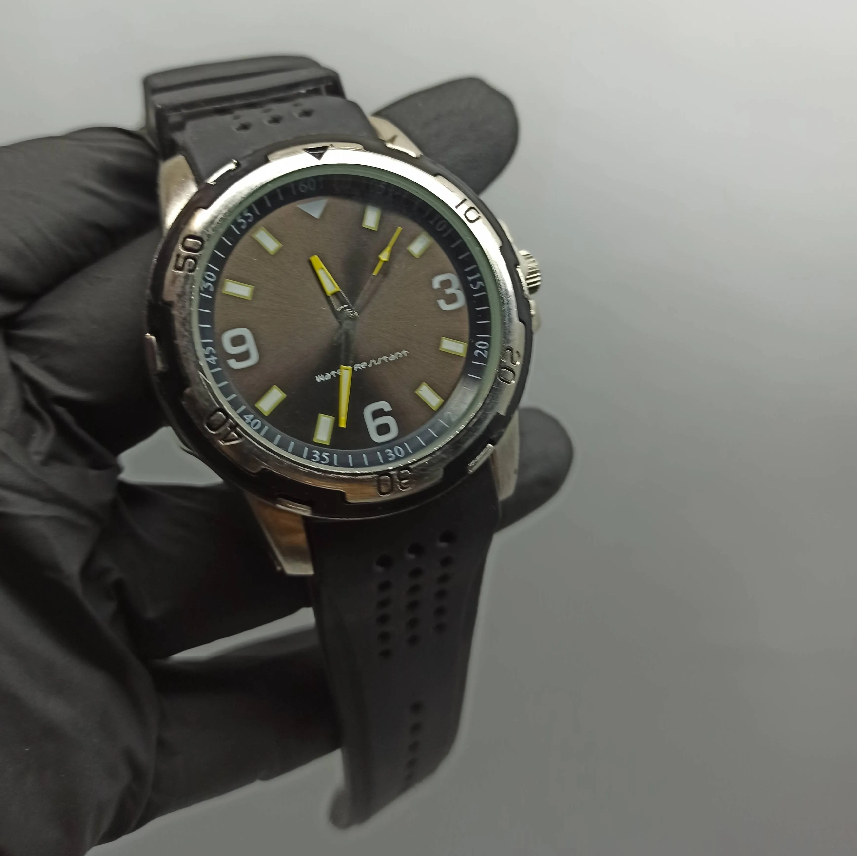 Sports Watch - Rubber Strap - Rotating Bezel - Pre-Owned - Quartz - 44mm - Men's Watch